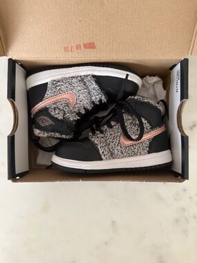 Nike Air Jordan Retro 1 High Faux Fur Sneaker toddler size 6c